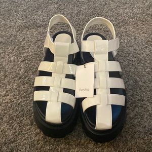 Bershka sandals.